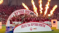 מיגל ויטור ושחקני הפועל באר שבע מניפים את צלחת האליפות באצטדיון טוטו טרנר למרות ההפסד למכבי חיפה