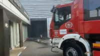 כוחות כבאות והצלה מחוץ למבנה ישיבה בשדרות לאחר הוצאת צו סגירה בשל ליקויי בטיחות באש