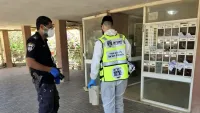 כוחות זק"א בזירת איתור גבר ללא רוח חיים בערד לאחר מספר ימים בביתו