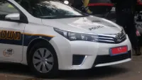 אילוסטרציה של שוטרת תנועה לצד דוחות תנועה ומסמכים רשמיים בבדיקת מח"ש