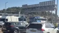 כוחות משטרה ואוהדי כדורגל מחוץ לאצטדיון טדי בירושלים לקראת גמר גביע המדינה.