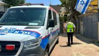 מתנדבי זק"א בזירה ברחוב הר נס בבאר שבע לאחר איתור גבר בן 69 ללא רוח חיים.