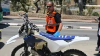 צוותי איחוד הצלה מטפלים ברוכב אופנוע שנפצע בתאונה עצמית בדימונה.
