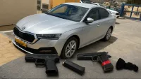 שני אקדחים ותחמושת שנתפסו ברכב במהלך פעילות שוטרי תחנת ערוער בדרום.