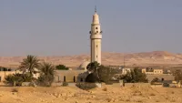 מסגד עם מערכת כריזה על רקע שכונת מגורים במסגרת דיון על חוק המואזין והגבלת רעש.