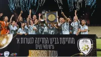 עידן אברהם מאמן מ.ס קריית גת נשים עם שחקניות קבוצות הנערות לאחר זכייה בתואר