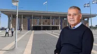 ח״כ שלום דנינו על רקע הכנסת והשדולה למען עובדי הניקיון והשמירה