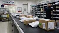חבילות מחו"ל במרכז מיון מכס על רקע ביטול הפטור ממע"מ לייבוא אישי מעל 75 דולר.