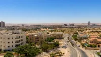 מבט על שכונות באר שבע ביום קיץ בהיר עם שמש חזקה ותחזית להתחממות הדרגתית במהלך השבוע.