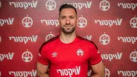 אופיר מרציאנו במדי הפועל באר שבע לאחר הארכת החוזה לעונה נוספת