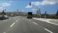 רמזור אדום בצומת עירוני על רקע נתוני דוחות ותאונות דרכים