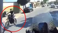 אופנוען קטין בלי קסדה ובלי לוחית זיהוי ניסה להימלט מהשוטרים - זה מה שקרה לו (וידאו)