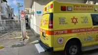 אמבולנס מד"א בבאר שבע לאחר אירוע אלימות ברחוב אברהם אבינו שבו נפצע גבר כבן 30.