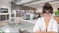 רוכשי דירה יושבים עם מעצבת פנים ובוחנים תוכניות דירה, מפרט טכני וחוזה רכישה לפני חתימה על דירה מקבלן.