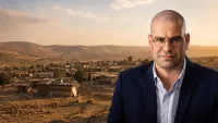 חגי רזניק על רקע נוף הנגב ודגל ישראל, לצד כפרים בדואיים והתיישבות בנגב, במסגרת דיון על משילות וזהות ישראלית.