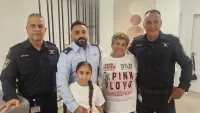 אביתר אדרי מקבל דרגת רב-פקד בבית משפחת אדרי באופקים, בנוכחות פיקוד מחוז דרום של המשטרה.