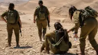חיילות צה"ל בשטח מדברי בנגב במהלך עומס חום, על רקע אירוע רפואי במחנה סיירים.
