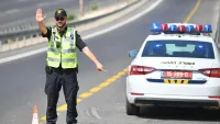 נהג בכביש עירוני על רקע רמזור ותמרורי תנועה בעקבות שינוי שיטת הניקוד בעבירות תעבורה