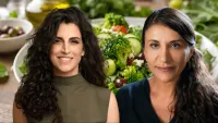ירקות ירוקים, אגוזי מלך ותה ירוק על שולחן, כחלק מתזונה ים תיכונית ירוקה שנבדקה במחקר של אוניברסיטת בן-גוריון