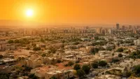 שמש חזקה מעל שכונות באר שבע ביום קיץ חם, על רקע גל החום באירופה והתחזית לנגב.