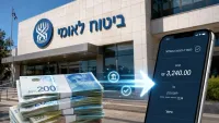 אדם בודק בטלפון הנייד העברת קצבת ביטוח לאומי לחשבון הבנק