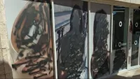 חלון ראווה של סניף סופר פארם בנחל עשן בבאר שבע לאחר שרוסס צבע שחור על צילומי נשים