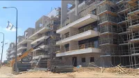 משפחה צעירה בוחנת רכישת דירה בבאר שבע או באופקים לאחר הפחתת הריבית