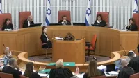 מבט על באר שבע והנגב על רקע סמלי משפט וממשל, להמחשת השפעת המשבר החוקתי על תושבי הדרום.