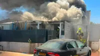 לוחמי האש פועלים לכיבוי שריפה במבנה מגורים בעיר אופקים