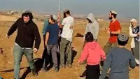 משתתפי צעדת האלפים באזור חוף זיקים עם דגלי ישראל ותצפית לעבר צפון רצועת עזה