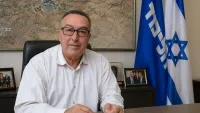 יחיאל זוהר על רקע מפת הנגב ודיון על איחוד מחוזות בפריימריז