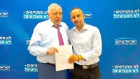 ישראל בן שטרית מירוחם מגיש לאביגדור ליברמן את תוכנית שליחות מתמשכת לשיקום פצועי צה"ל
