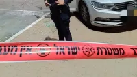רעולי פנים ירו לעבר אנשים מחוץ לחנות בשדרות, פצעו שלושה