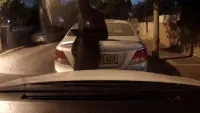 חשוד בתוך רכב במהלך גניבה בשכונה ב' בבאר שבע