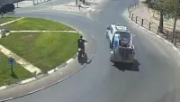 רוכב אופנוע באופקים השתולל בכביש, סיכן נהגים וגמר באזיקים (וידאו)