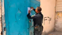 ניידת משטרה סמוך לעסקים בחורה שנסגרו בצו מנהלי
